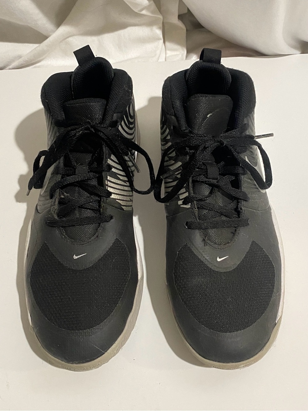 Nike Team Hustle Quick 2 GS Girls 6.5Y Black & Metallic Silver Mid Top Sneakers